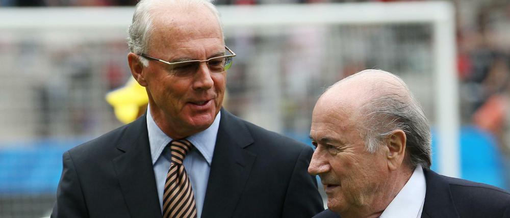 Joseph Blatter (rechts) hat Franz Beckenbauer erneut attackiert.