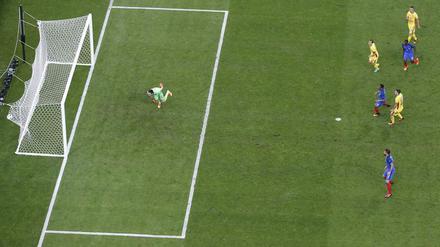Drin ist er! Payet (nicht im Bild) jagt den Ball oben links in den Winkel und macht Frankreich damit glücklich.