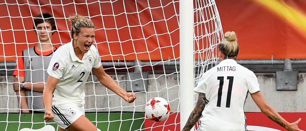 Josephine Henning jubelt mit Anja Mittag über ihren Treffer zum 1:0.