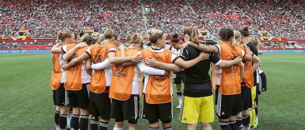 Kreislauf. Die deutsche Fußball-Nationalmannschaft der Frauen genießt bei der Weltmeisterschaft in Kanada plötzlich größere Aufmerksamkeit – wie immer zu den Turnieren. Und plötzlich wird über sie und ihre Sportart wieder kontrovers diskutiert. 