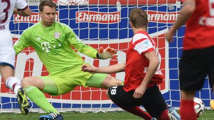 An der richtigen Stelle: Nils Petersen (r.) trifft gegen Bayern-Torwart Manuel Neuer zum 2:1 für den SC Freiburg.