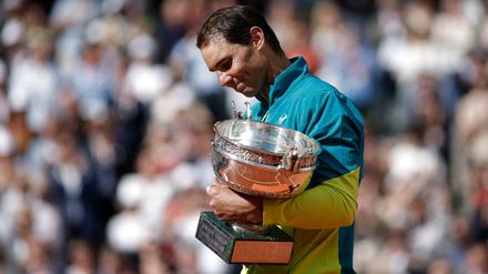Wieder Sieger in Paris: Rafael Nadal mit dem Pokal