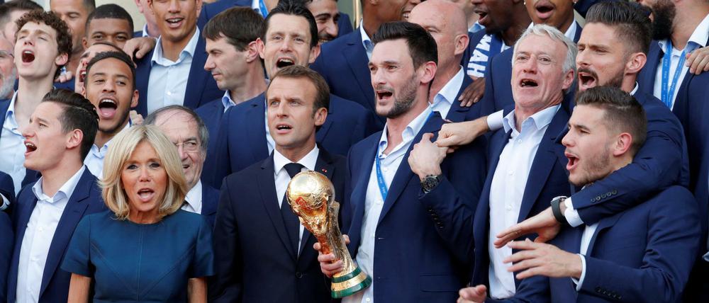 Die Politik feiert mit: Emmanuel Macron (rechts neben Gattin Britgitte) jubelt mit Frankreichs Nationalspielern.