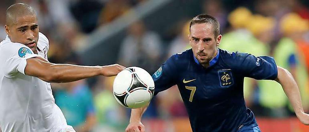 Ohne Durchsetzungskraft. Franck Ribery (r.) und seine Franzosen spielen in einem insgesamt schwachen Spiel 1:1 gegen England.