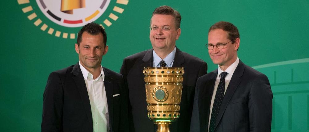 Bayerns Bundesliga-Spieler Hasan Salihamidzic, DFB-Präsident Reinhard Grindel und Berlins Regierender Bürgermeister Michael Müller (SPD).
