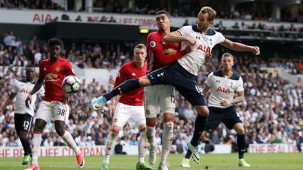 Tottenham Hotspurs Harry Kane trifft in dieser Szene.
