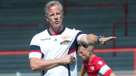 Unions Trainer Jens Keller erinnert mit seinem T-Shirt an alte DFB-Trikots.