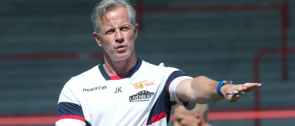 Unions Trainer Jens Keller erinnert mit seinem T-Shirt an alte DFB-Trikots.