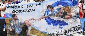 Maradona spielt bei Argentinien immer mit - und soll Messi die Hand Gottes weitergeben.