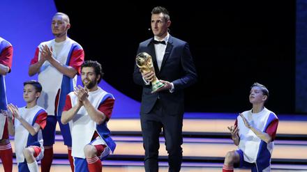 Da ist das Ding. Der ehemalige Fußballspieler Miroslav Klose bringt den WM-Pokal auf die Bühne.