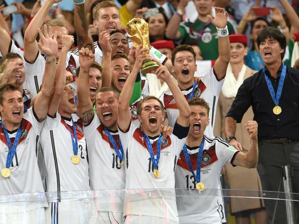 Sein größter Moment: Philipp Lahm hebt den Weltpokal nach dem WM-Finale 2014 in den Himmel von Rio.