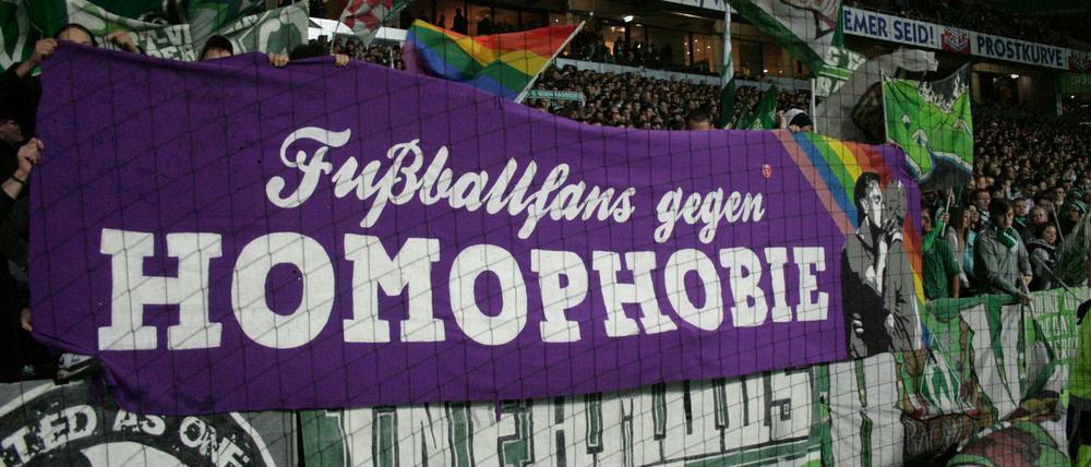 Manche sind schon längst weiter: Fußballfans halten 2011 bei der Begegnung Bremen gegen Dortmund ein Banner gegen Homophobie hoch.