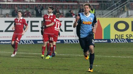 Simon Terodde bejubelt sein Elfmetertor zum 1:0. Später traf der Stürmer des VfL Bochum noch einmal. 