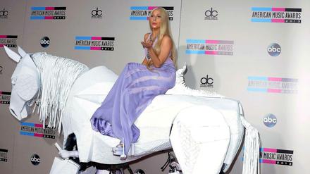 Popstar Lady Gaga posiert hier bei den American Music Awards 2013 auf einem Pferd.