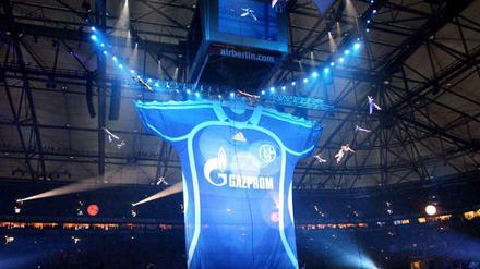 Positive oder negative Energie? Anfang 2007 stellte der FC Schalke 04 seinen neuen Trikotsponsor vor. Seitdem gibt es mal mehr und mal weniger Aufregung um diese Verbindung.
