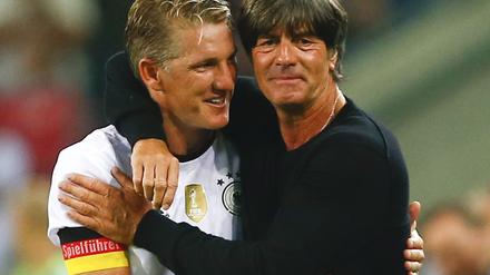 Erst weint er, dann lacht er. Bastian Schweinsteiger hat fertig mit der deutschen Nationalelf. Joachim Löw muss jetzt einen Nachfolger bestimmen.