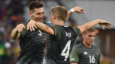 Die deutschen Fußnaller Niklas Suele (l.) and Matthias Ginter feiern das 2:0 im Olympia-Halbfinale gegen Nigeria.