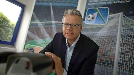 Dirk Broichhausen, Geschäftsführer der Firma GoalControl, ist nach der Entscheidung für den britischen Anbieter "schockiert".