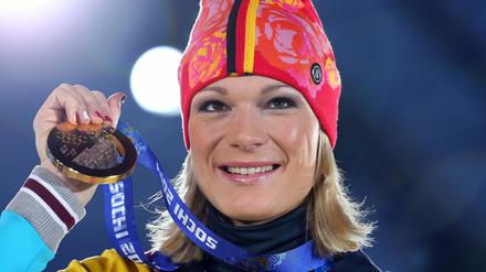 Stolz mit Gold. Maria Höfl-Riesch bei der Siegerehrung.