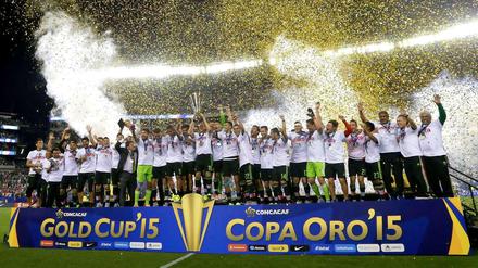 Jubel in Philadelphia: Mexiko feiert den Sieg im Gold-Cup-Finale gegen Jamaika.