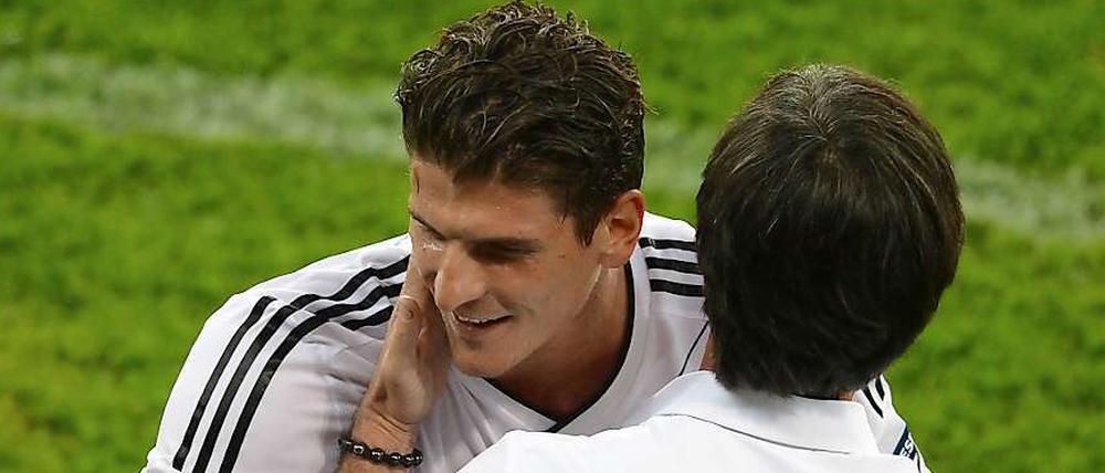 Geschafft. Bundestrainer Löw beglückwünscht Torschütze Gomez bei dessen Auswechslung.