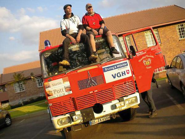 Ronnie und Manuel aus Bielefeld fahren einen ausrangierten Feuerwehrtruck. Sie sind rund 20.000 Kilometer nach Pretoria gefahren. 