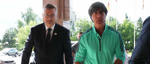 Da war die DFB-Welt noch in Ordnung. DFB-Präsident Reinhard Grindel (l.) und Bundestrainer Joachim Löw auf dem Weg zu einer Pressekonferenz im WM-Quartier in Watutinki.