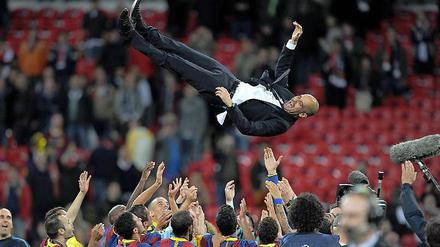 Die Mannschaft des FC Barcelona lässt ihren damaligen Trainer Pep Guardiola nach dem Gewinn der Champions League 2011 hochleben.