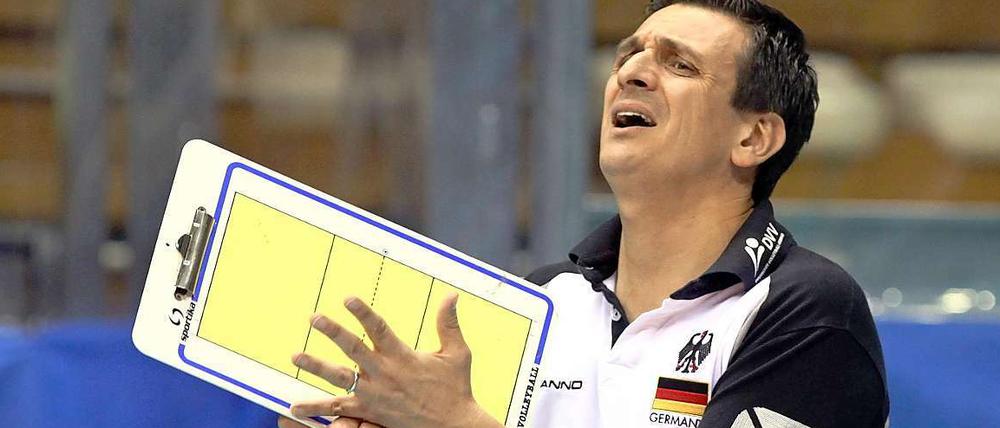 Emotional am Brett: Volleyball-Bundestrainer Giovanni Guidetti.