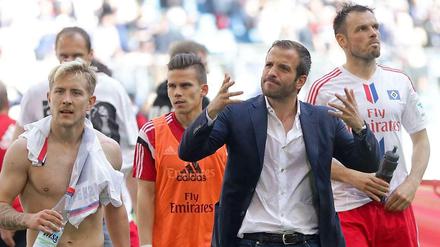 Die HSV-Profis Lewis Holtby (von links), Zoltan Stieber, Rafael van der Vaart und Heiko Westermann müssen noch zwei Spiele weiter zittern.. 