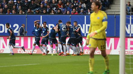 Hoffenheims Andrej Kramaric (verdeckt) feiert sein Elfmeter-Tor zum 0:1.