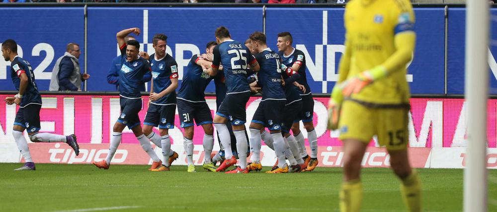 Hoffenheims Andrej Kramaric (verdeckt) feiert sein Elfmeter-Tor zum 0:1.