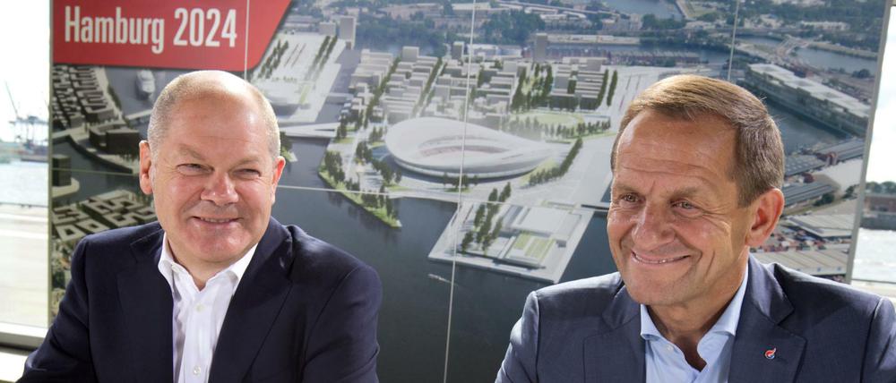 Hamburgs Erster Bürgermeister Olaf Scholz (links) und DOSB-Präsident Alfons Hörmann vor der Unterzeichnung der Ankündigung der Bewerbungsunterlagen zur Kandidatur um die Bewerbung für Olympische Spiele 2024.