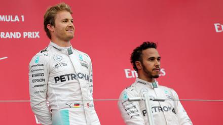Das macht keinen Spaß. Hamilton (rechts) in Japan neben Sieger Rosberg.