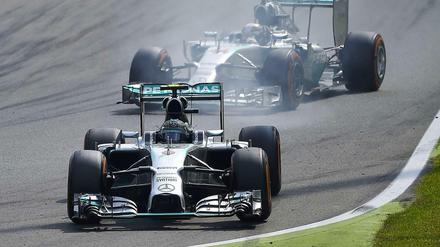 Der erste Verbremser: Nico Rosberg (v.) wurde in dieser Szene nach einem Fahrfehler von Lewis Hamilton überholt.