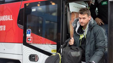 Raus aus dem Bus, rein ins Turnier. DHB-Trainer Christian Prokop bei der Ankunft im Mannschaftshotel in Zagreb.