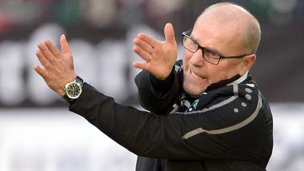 Unnütze Verrenkungen: der erfolglose 96-Coach Thomas Schaaf.