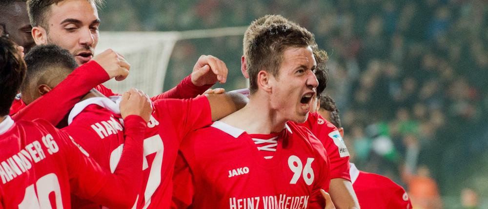Hannovers Waldemar Anton bejubelt mit seinen Mannschaftskollegen seinen Treffer zum 1:0. 