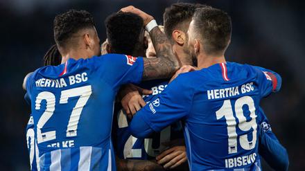 Jubel in blau-weiß. Die Hertha-Spieler feiern ihren Torschützen Jordan Torunarigha.