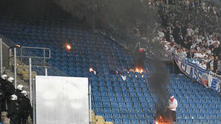 Einige Fans setzten Sitzschalen in Brand.