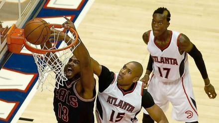 Zu spät gekommen: Die Atlanta Hawks um den Deutschen Dennis Schröder (r.) verlieren gegen die Cleveland Cavaliers. 