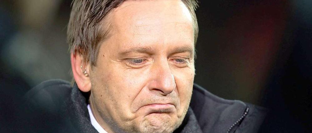 Horst Heldt, Sportdirektor von Schalke 04, zieht über die Unparteiischen her.