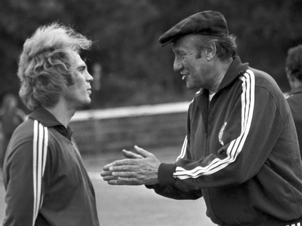 Der richtige Trainer für selbstbewusste Spieler: Helmut Schön mit dem jungen Uli Hoeneß.