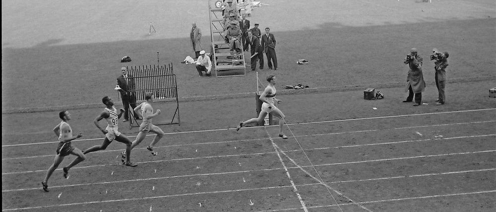 Historisch. der Zieleinlauf des 800-Meter-Laufs in Helsinki. Heinz Ulzheimer, hier noch auf Platz zwei, wird am Ende Dritter.