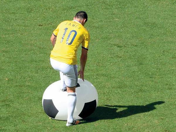 Der kolumbianische Mittelfeldspieler James Rodriguez kickt einen überdimensionalen Ball bei der WM 2014 in Brasilien.