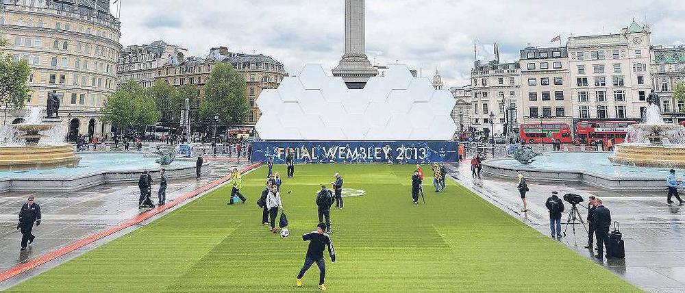 Auf dem Trafalgar, dem größten öffentlichen Platz in London, ist ein kleines Kunstrasenspielfeld aufgebaut.