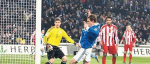 Allein vorm leeren Tor. Schalkes Benedikt Höwedes erzielt das entscheidende 2:0. Die Münchner bleiben wie angewurzelt stehen. Foto: firo