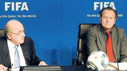 Mark Pieth, 62, hier rechts neben Fifa-Präsident Joseph Blatter, ist Strafrechtsprofessor und weltweit anerkannter Korruptionsbekämpfer. Der Schweizer war im Jahr 2011 von der Fifa beauftragt worden, den Weltverband zu reformieren.