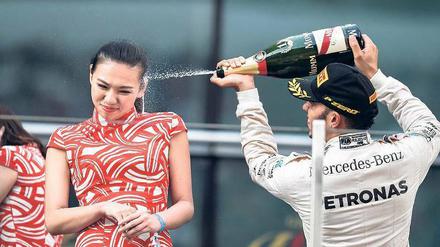 Nach dieser Champagnerdusche sah sich Formel-1-Champion Lewis Hamilton Sexismus-Vorwürfen ausgesetzt. 