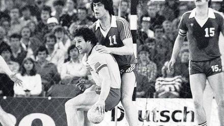 Auf dem Handballfeld konnte er sich durchsetzen. Doch abseits davon hatte Wolfgang Böhme (in Weiß, hier im Finale des Europapokals der Landesmeister 1979 gegen den TV Großwallstadt in München) einen größeren Gegner. So erlebte er den Olympiasieg der DDR 1980 in Moskau nur aus der Ferne.